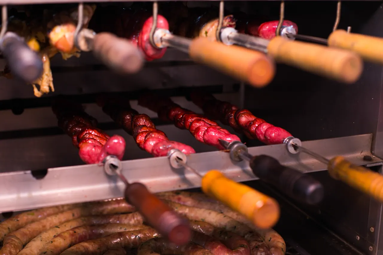 Espetos de carne e linguiça na churrasqueira