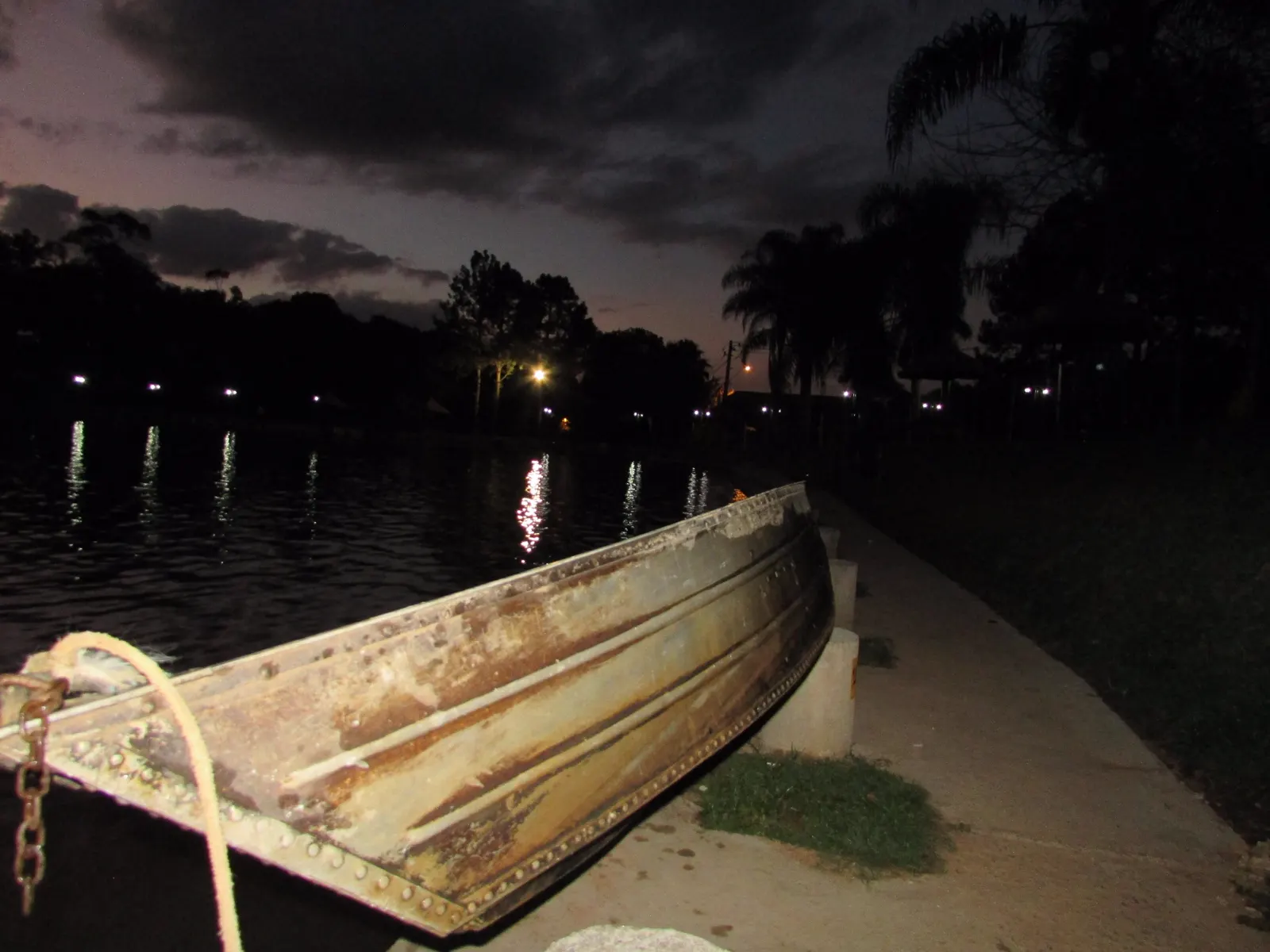 Barco na margem do lago ao entardecer