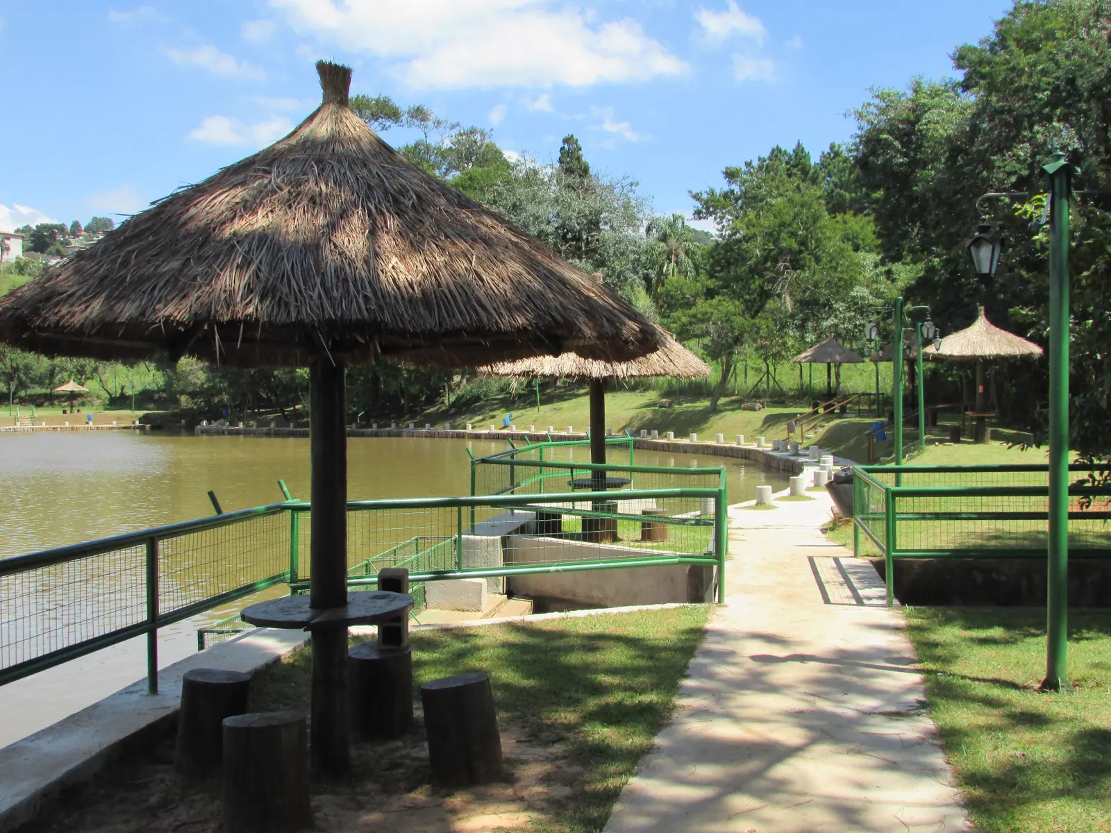 Quiosques de sapê à beira do lago