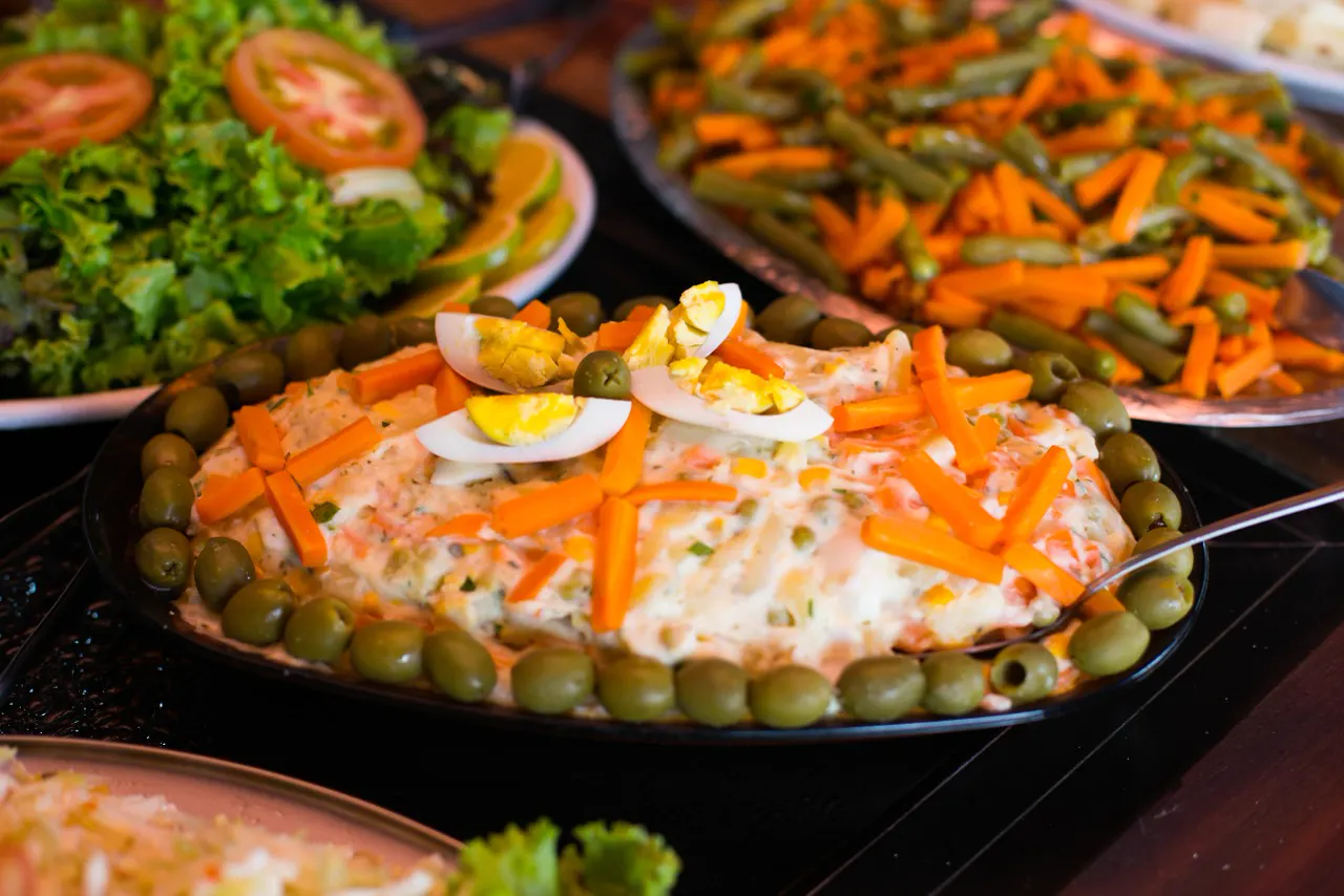 Travessas de salada no buffet