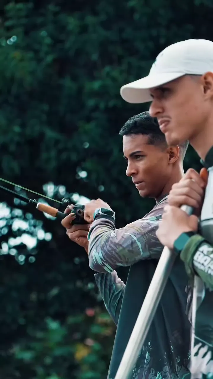 Dois pescadores atentos à linha